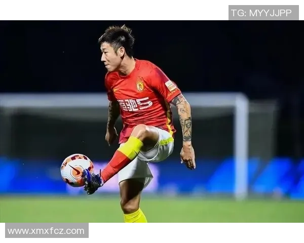 足球明星闪耀登场以独特动作点燃赛场激情瞬间